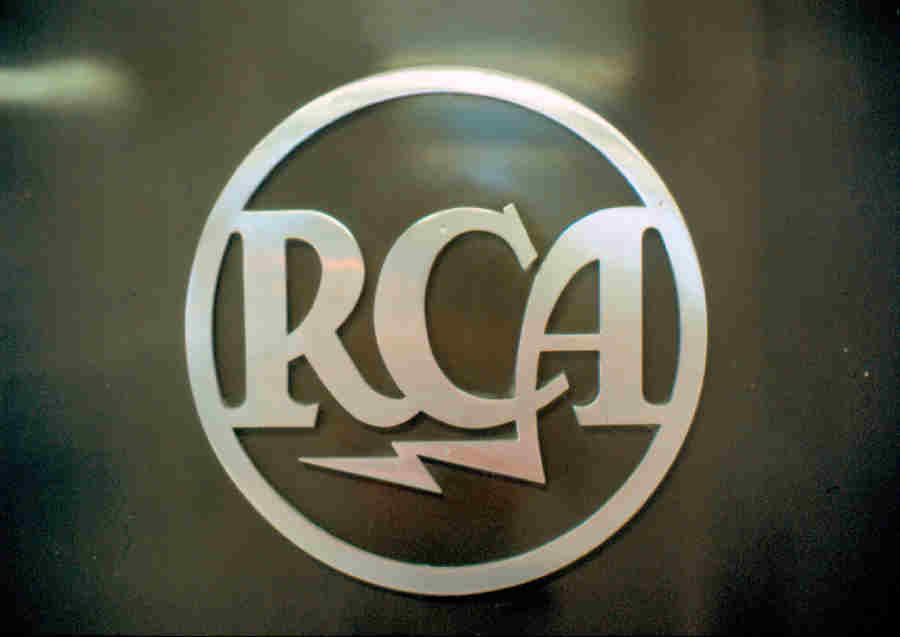 KKHI AM RCA 10DX Emblem